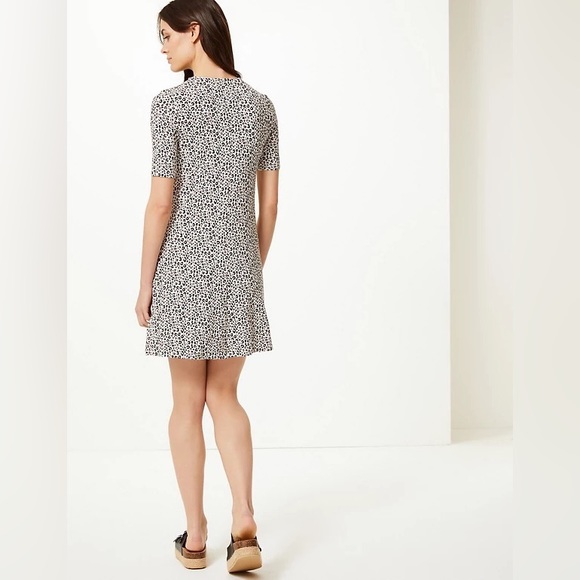 MARKS & SPENCER ANIMAL PRINT JERSEY SWING DRESS SIZE UK 10 (SIZE US 4) - Picture 8 of 9